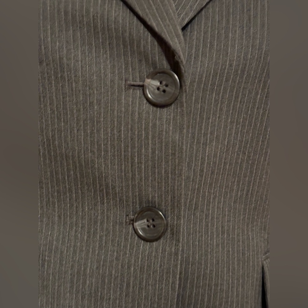 TAHARI NWT Gray White Pinstripe 2 Button Blazer Business Attire. Sz 4P - Picture 7 of 15